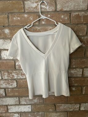 Ann Taylor Cream V-Neck Short Sleeve Blouse. Size Medium.